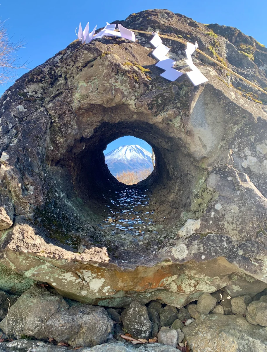 投稿写真：穴から覗く富士山♪
