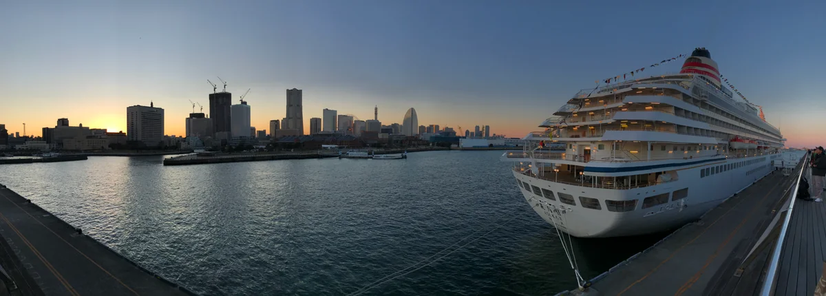 投稿写真：横浜大桟橋からの夕暮れの眺め