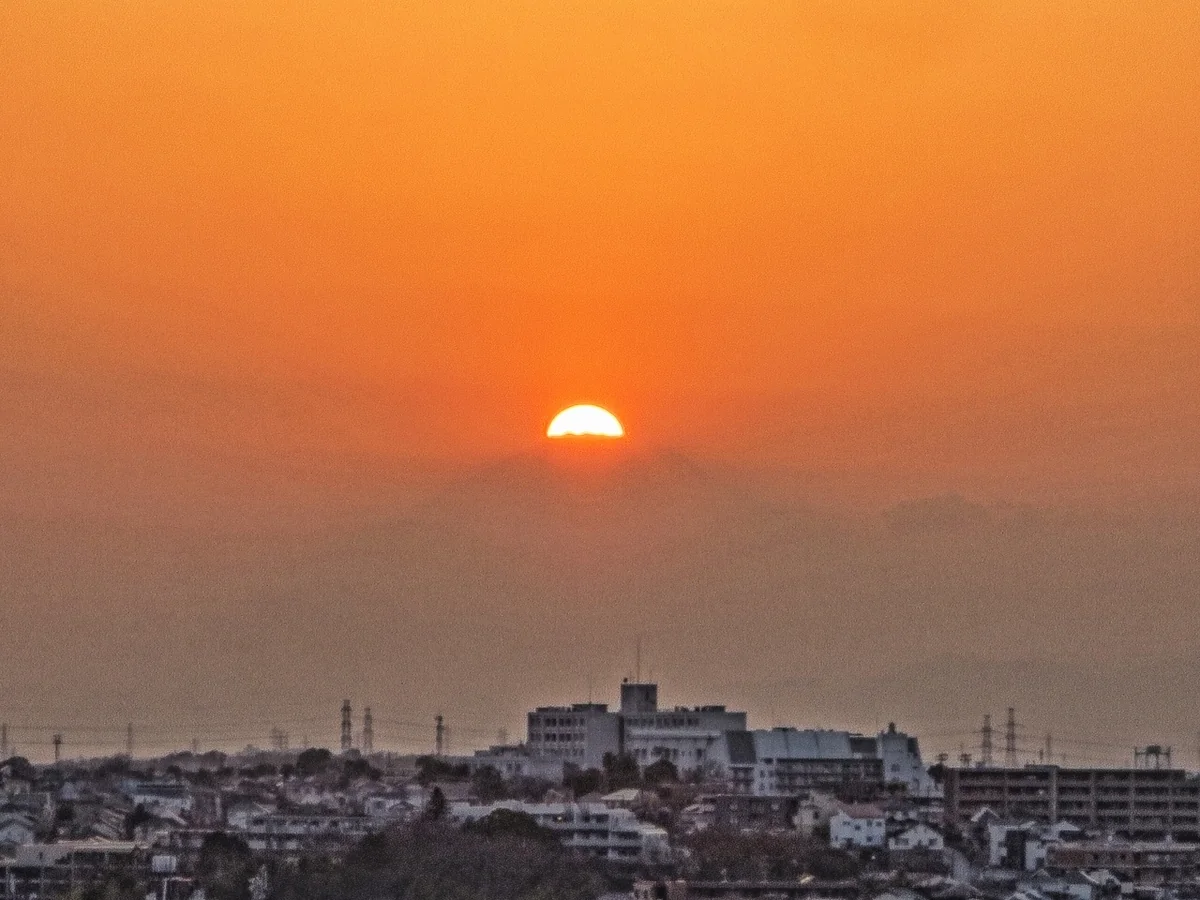 投稿写真：春霞の中のダイヤモンド富士