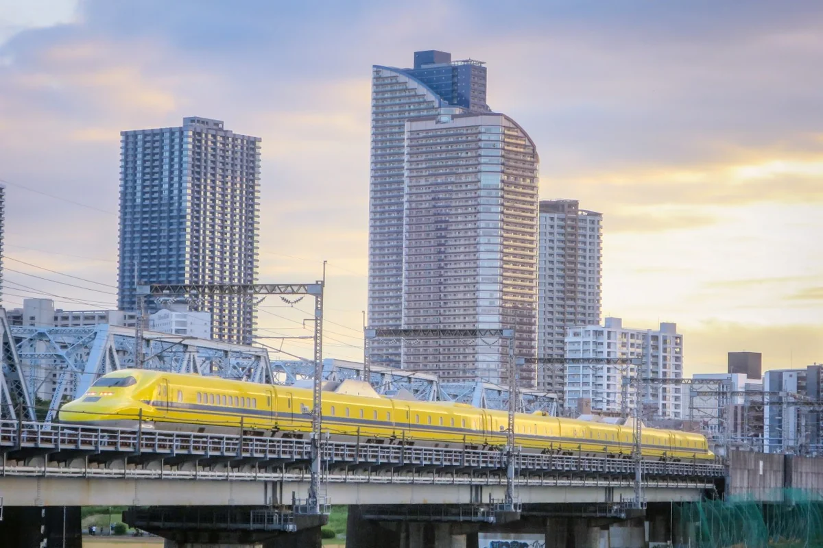 投稿写真：タワマンとドクターイエロー