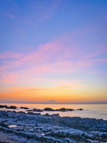投稿：夕焼け雲と夕富士と五日月