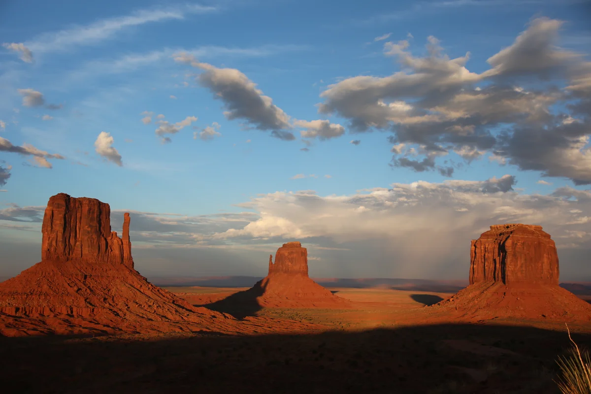 投稿写真：西日に染まるモニュメントバレー