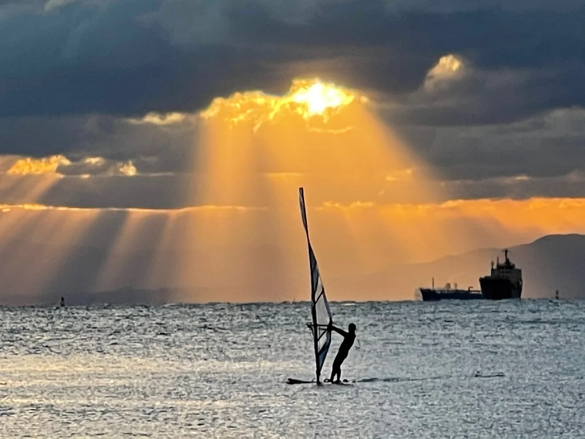 投稿写真：元旦の朝日を浴びるウインドサーフィン
