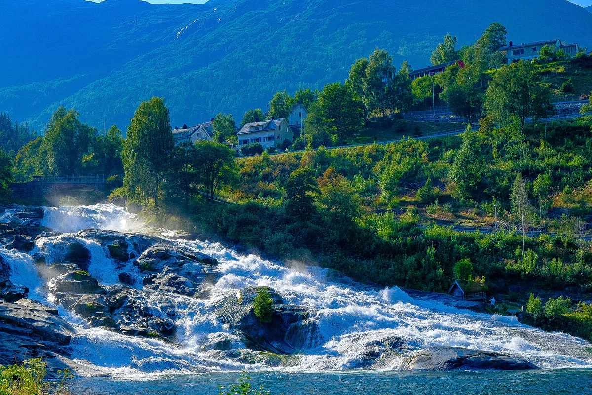 投稿写真：ノルウェー／ヘルシルト港近くの滝