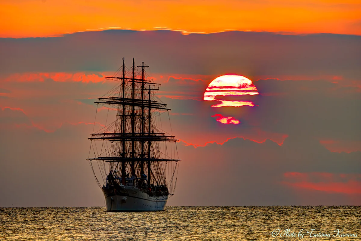 投稿写真：館山湾の夕日にたそがれる、優美なる日本丸。