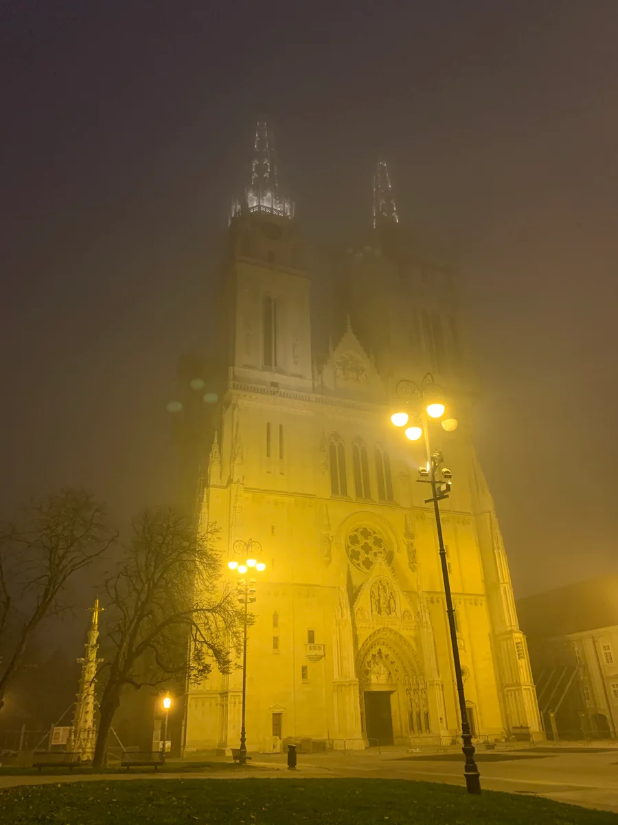 投稿写真：霧にけぶる大聖堂