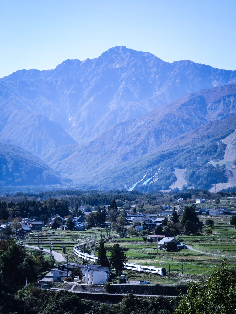 投稿写真：五竜岳と特急あずさ