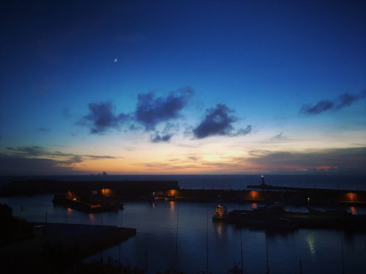 投稿写真：三日月と港の夜景