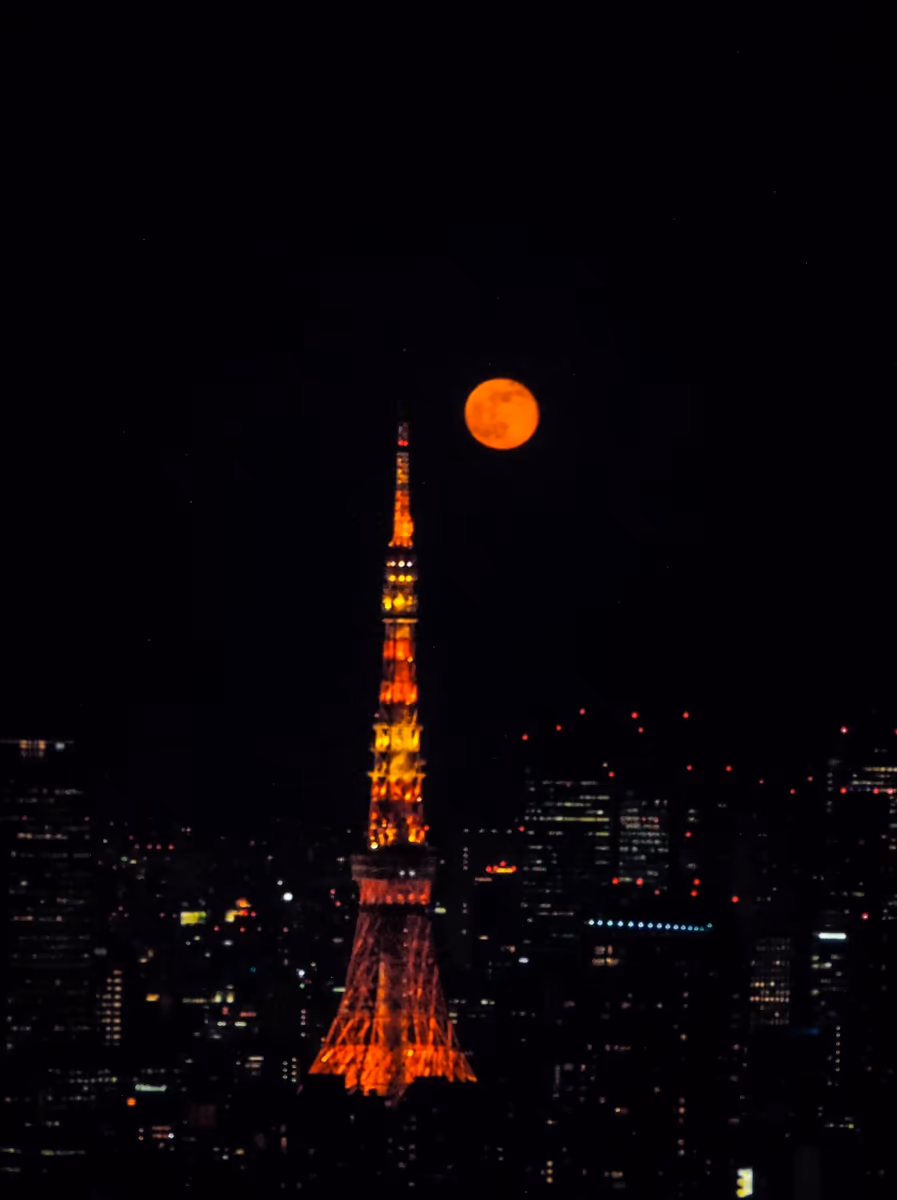 投稿写真：東京タワーとオレンジ色の十六夜月