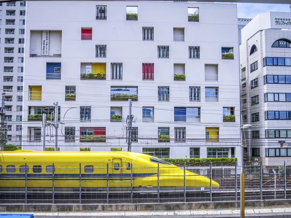 投稿：お洒落な建物とドクターイエロー