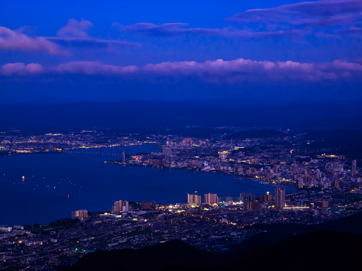 投稿写真：暮れ行く琵琶湖と大津市街の夜景