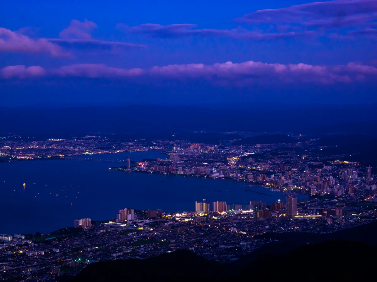 投稿写真：暮れ行く琵琶湖と大津市街の夜景