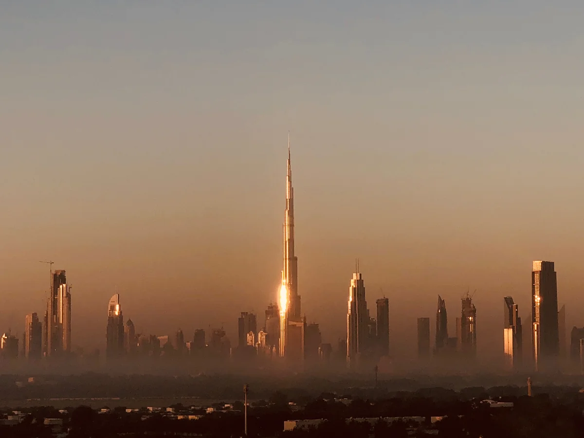 投稿写真：元旦の日の出を浴びて黄金に光る世界一高いビル バージカリファ