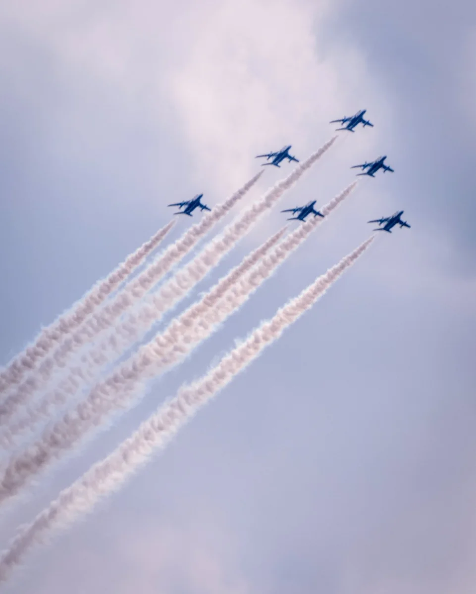 投稿写真：ブルーインパルス~日差しに輝くスモーク
