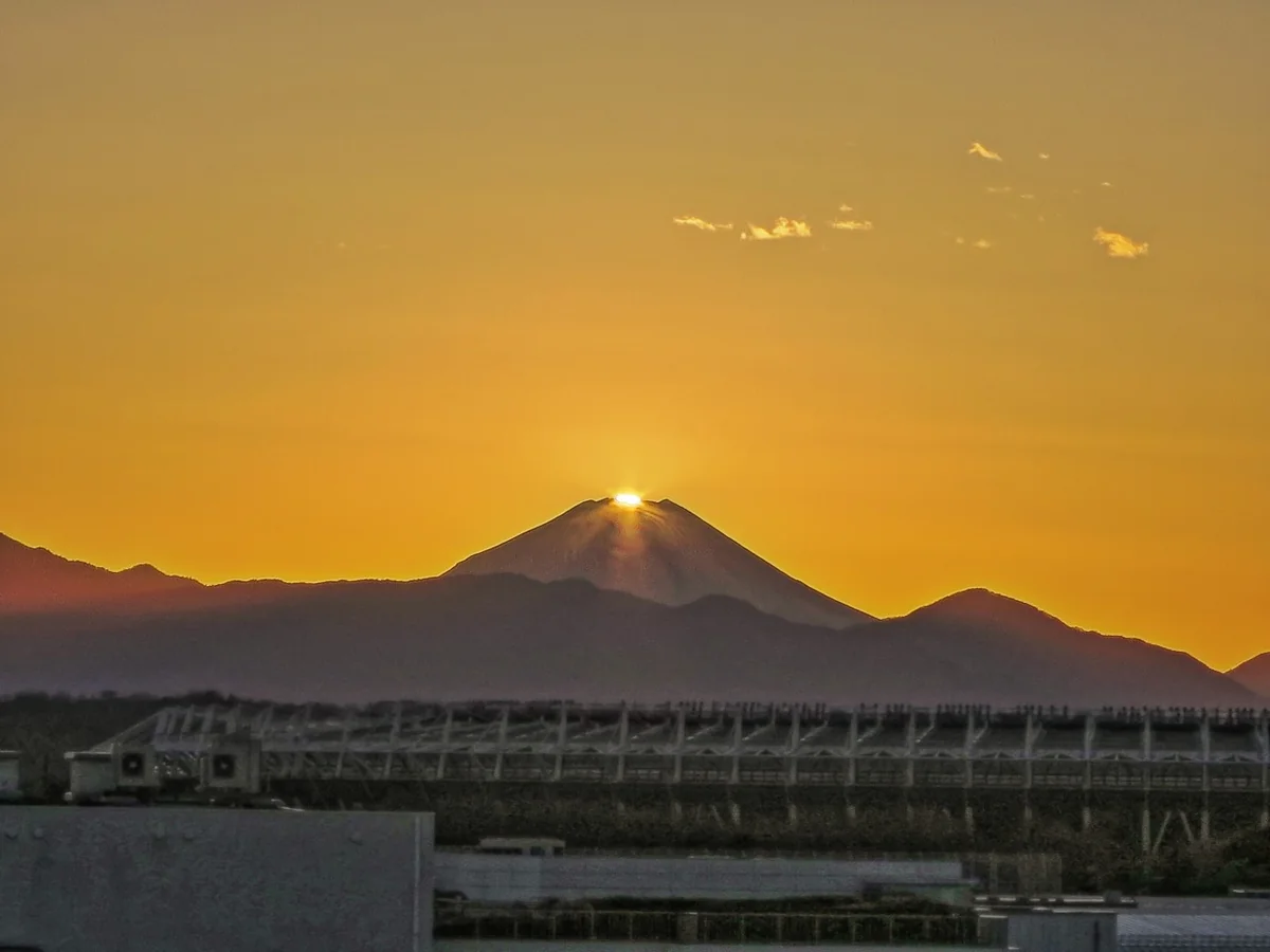 投稿写真：味スタ越しのダイヤモンド富士最後の輝き