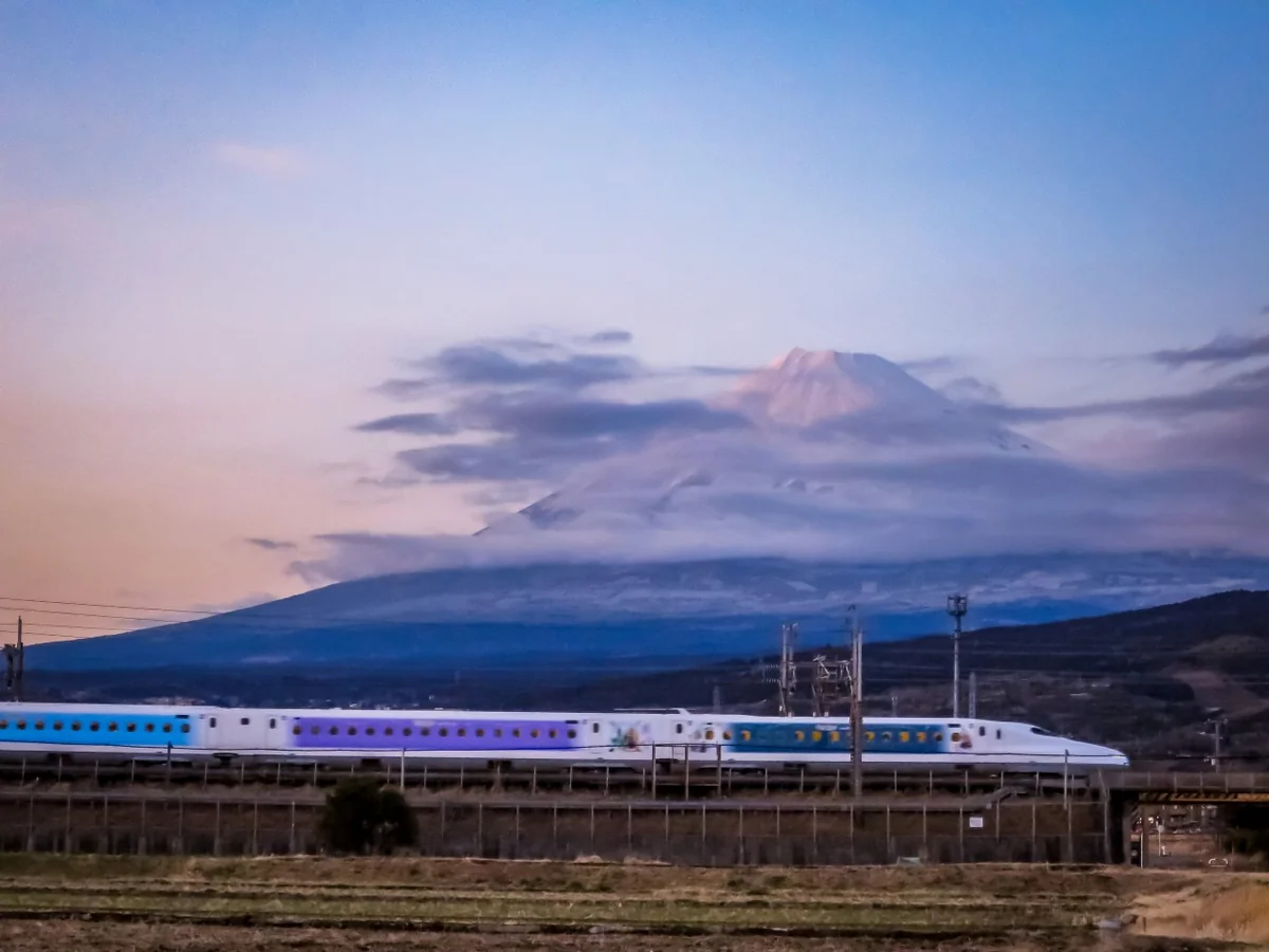 投稿写真：ディズニー新幹線と富士山