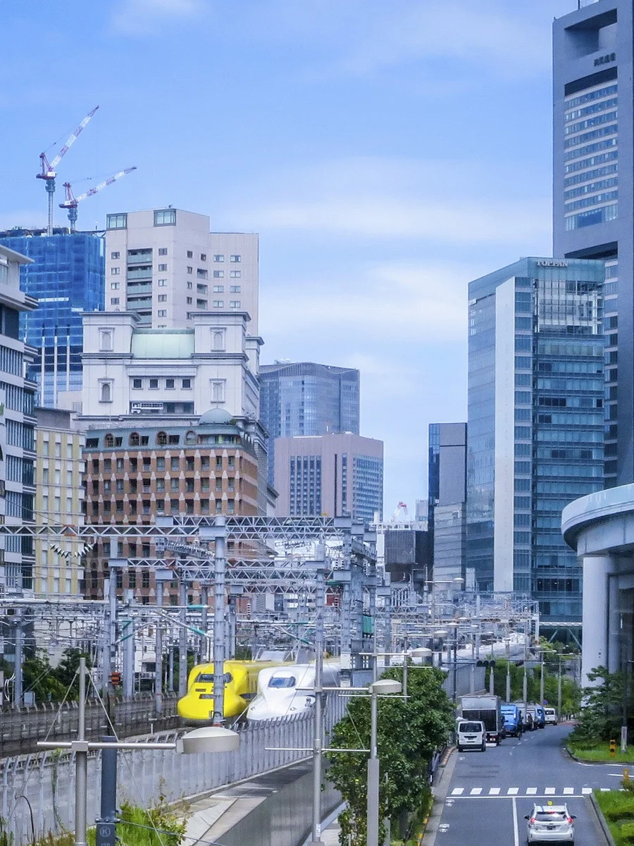 投稿写真：ドクターイエローと白い新幹線のすれ違い