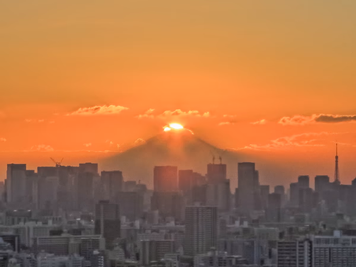 投稿写真：東京都心の上のダイヤモンド富士