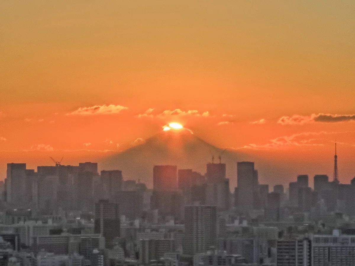 投稿写真：東京都心の上のダイヤモンド富士