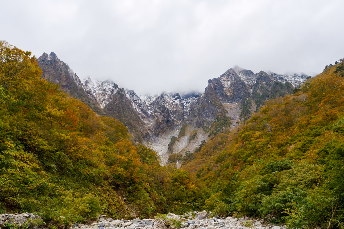 投稿写真：息をのむ岩壁