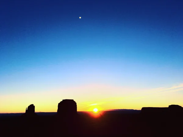 投稿：モニュメントバレーの朝日