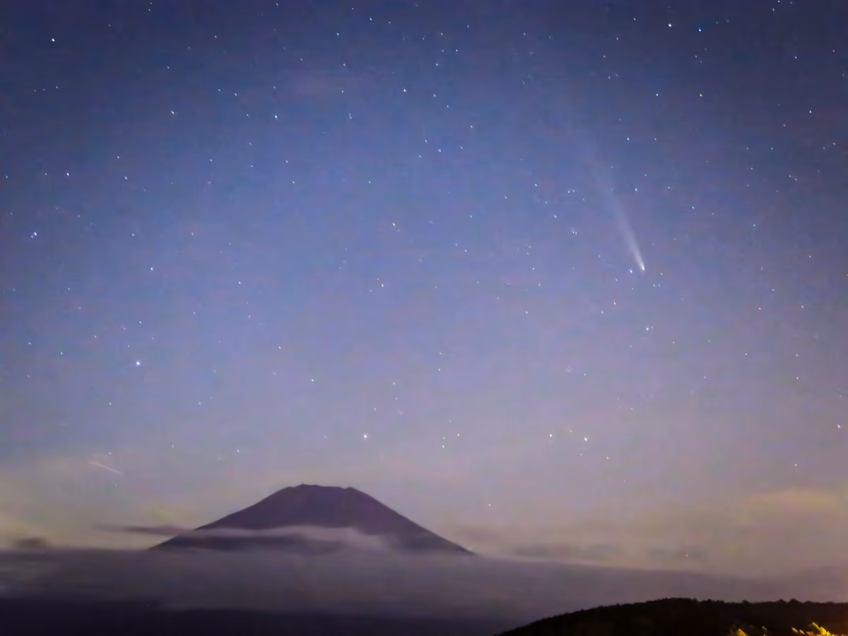 投稿写真：富士山と紫金山・アトラス彗星