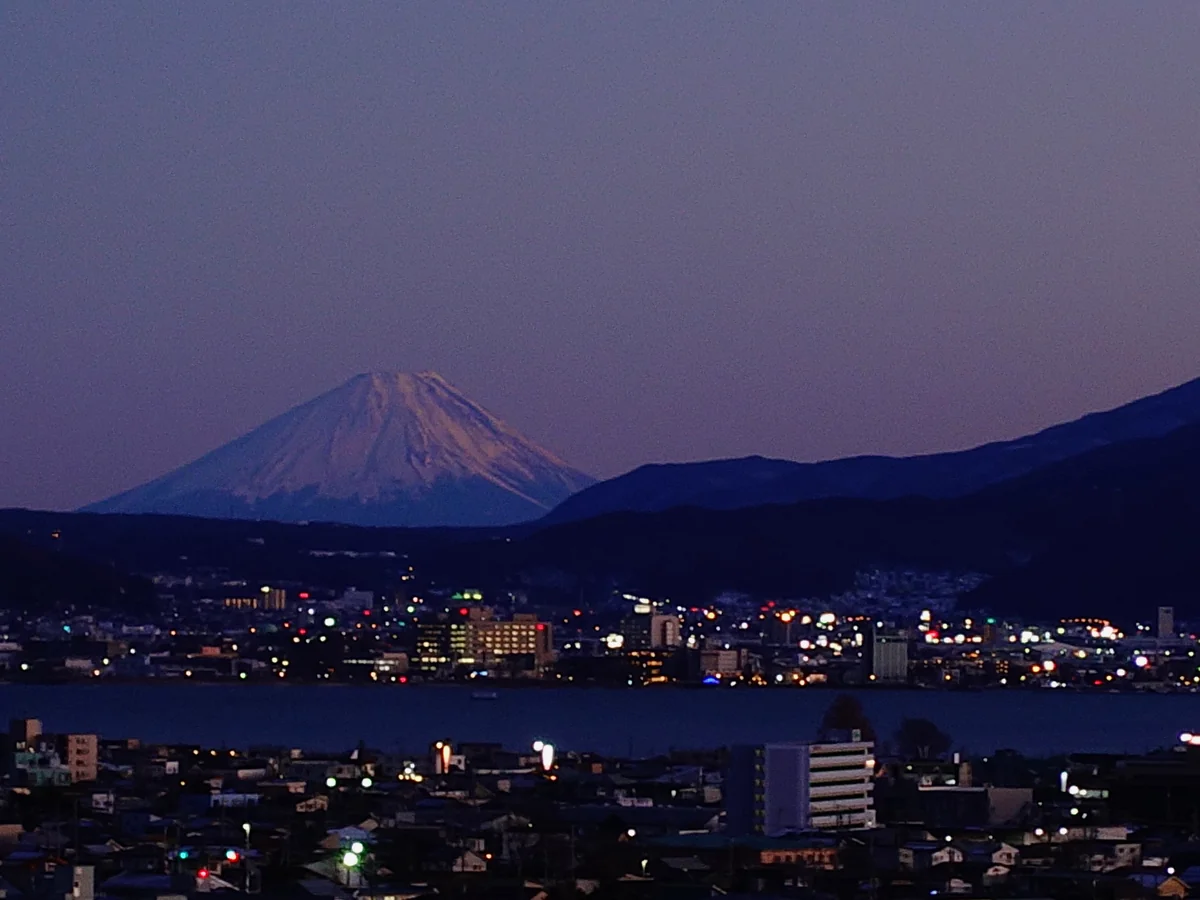 投稿写真：元日の諏訪湖と富士山