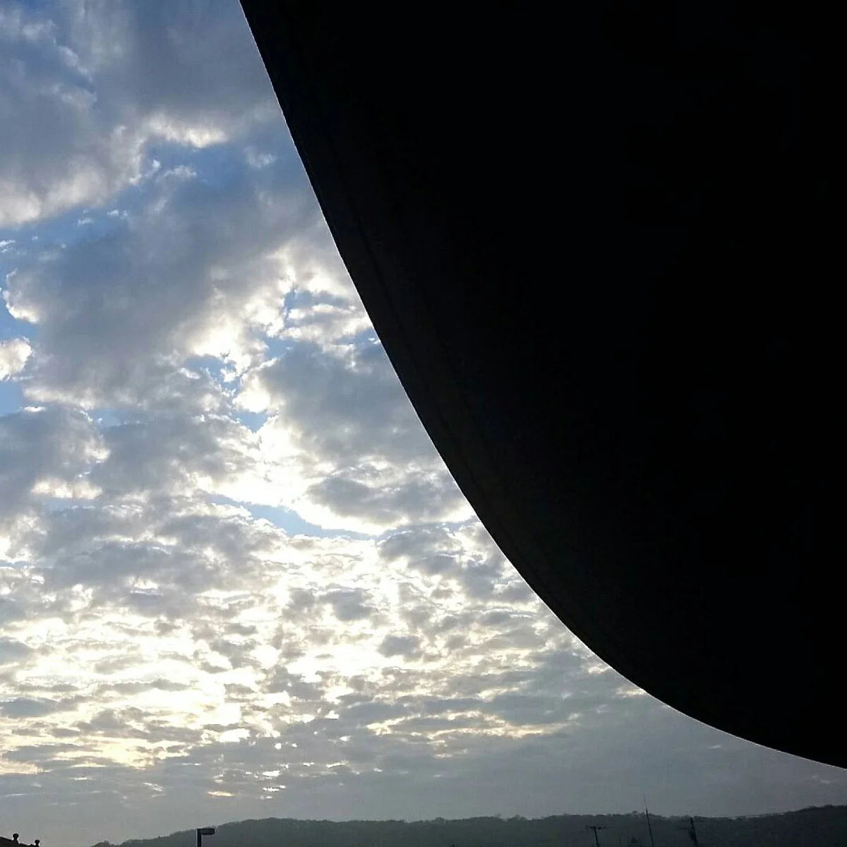 投稿写真：北海道新冠町レ・コード館の裏手から望む空。