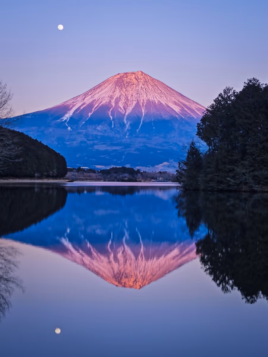 投稿写真：紅富士と小望月のリフレクション