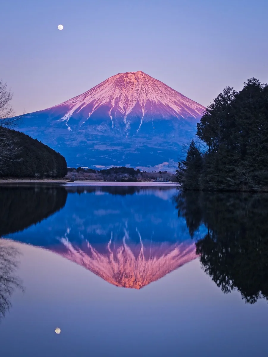 投稿写真：紅富士と小望月のリフレクション