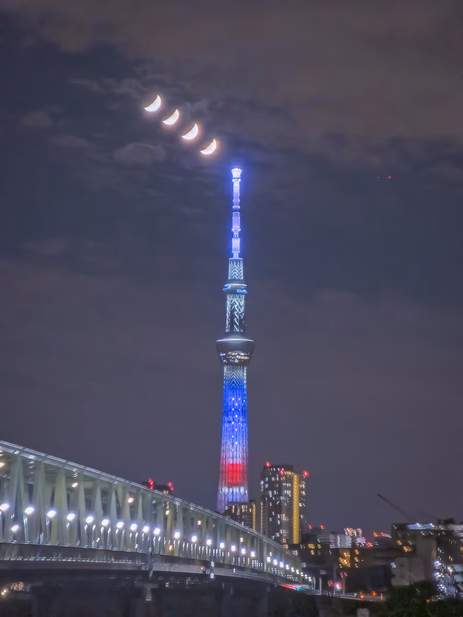 投稿写真：星条旗イメージのスカイツリー目指して沈む八日月の軌跡