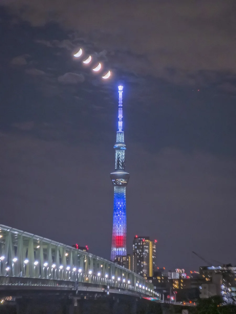 投稿写真：星条旗イメージのスカイツリー目指して沈む八日月の軌跡