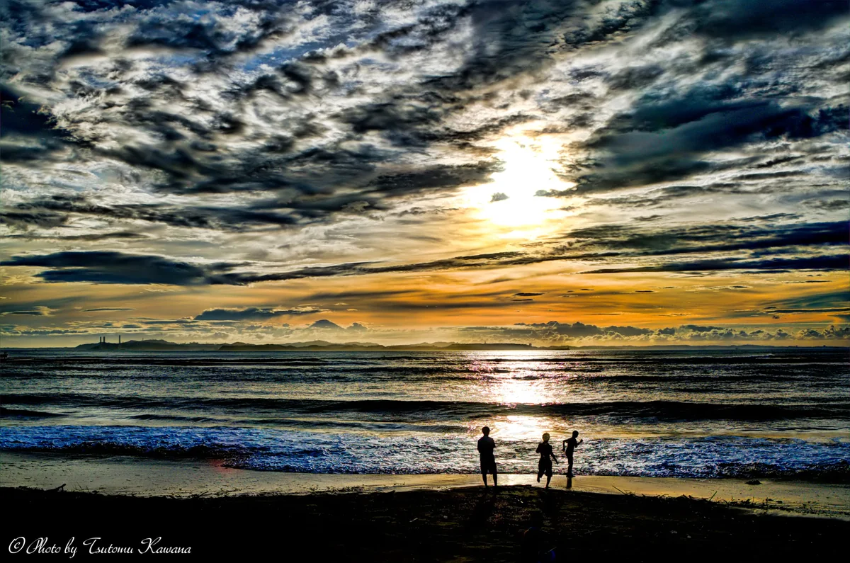 投稿写真：夏雲踊るたそがれ時に、若人の影を追う。