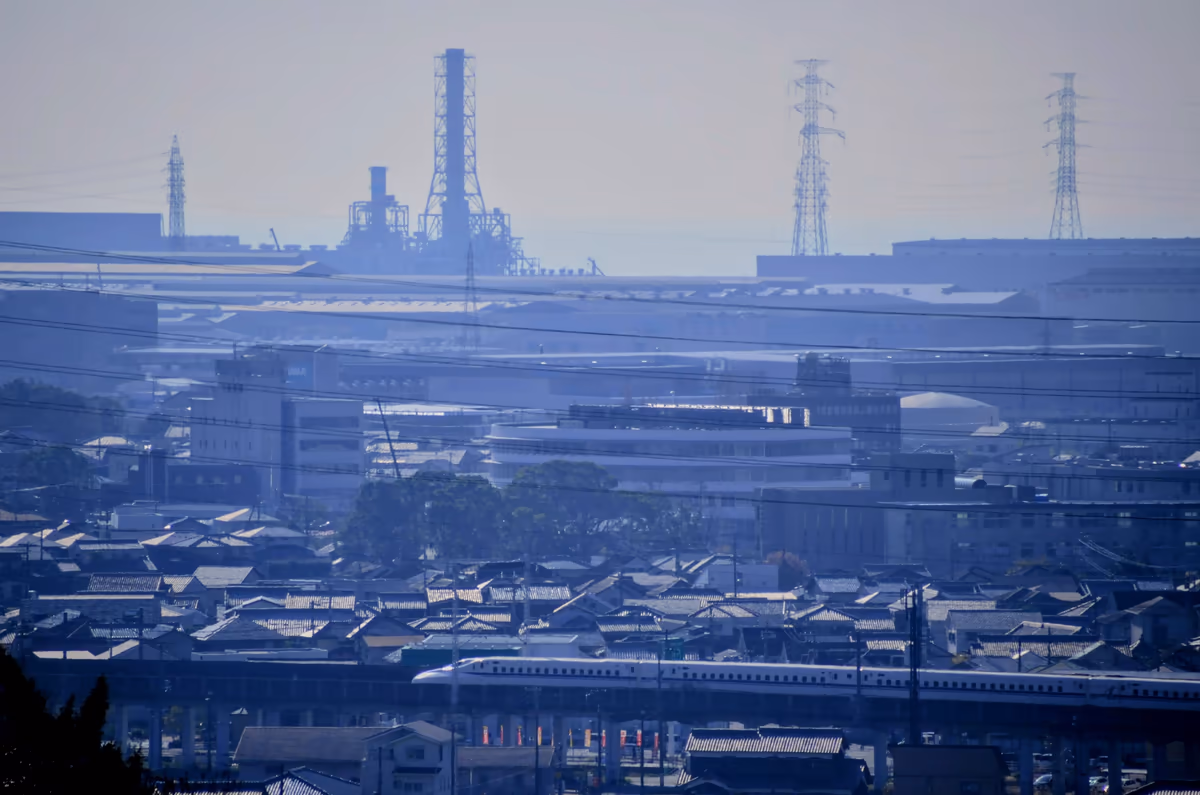 投稿写真：播磨工業地帯を走る新幹線