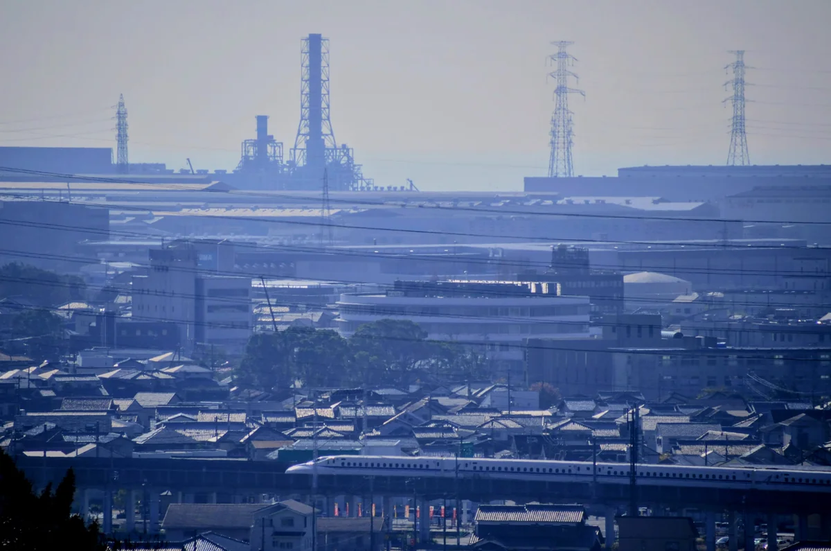 投稿写真：播磨工業地帯を走る新幹線