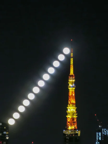 投稿：東京タワーの天辺目指して昇る十六夜月の軌跡