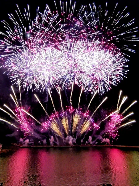 投稿：夏の到来を告げる花火〜城下かれい祭り〜