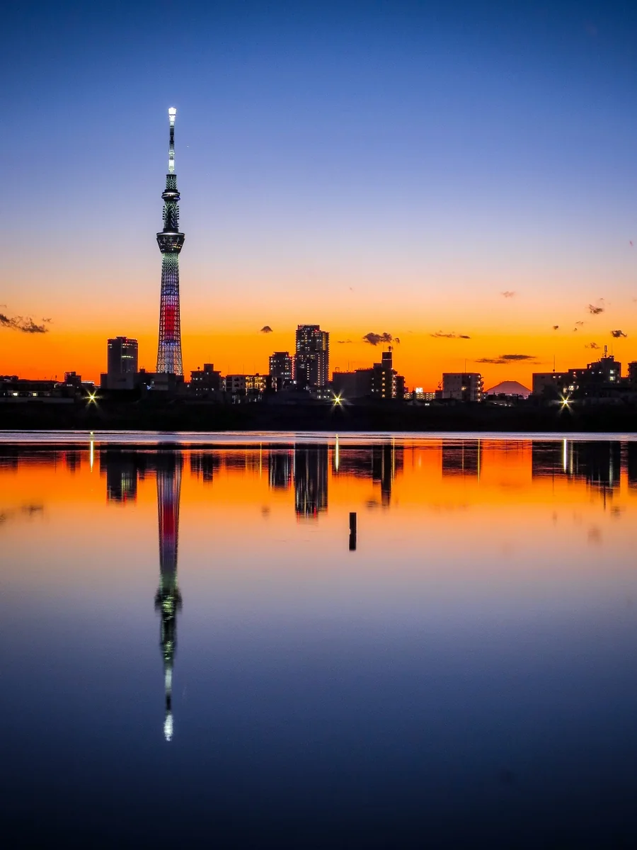 投稿写真：夕焼けと日の丸スカイツリーのリフレクション