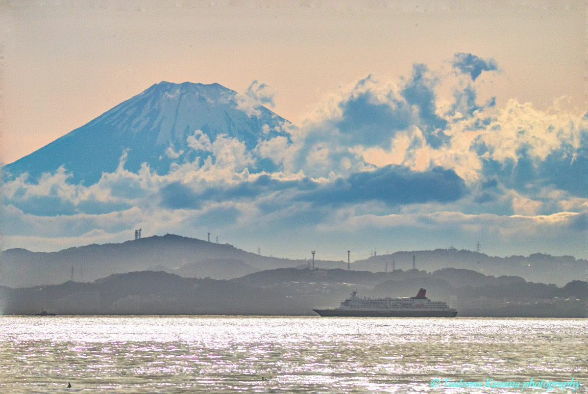 投稿写真：大いなる黄昏富士を見上げつつ、春霞の海原を進むなり♬