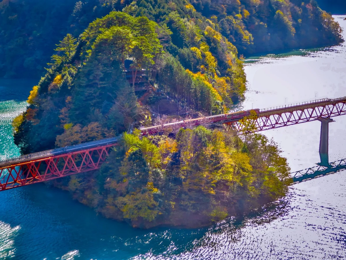 投稿写真：秋の湖上駅に停車中の井川線の列車