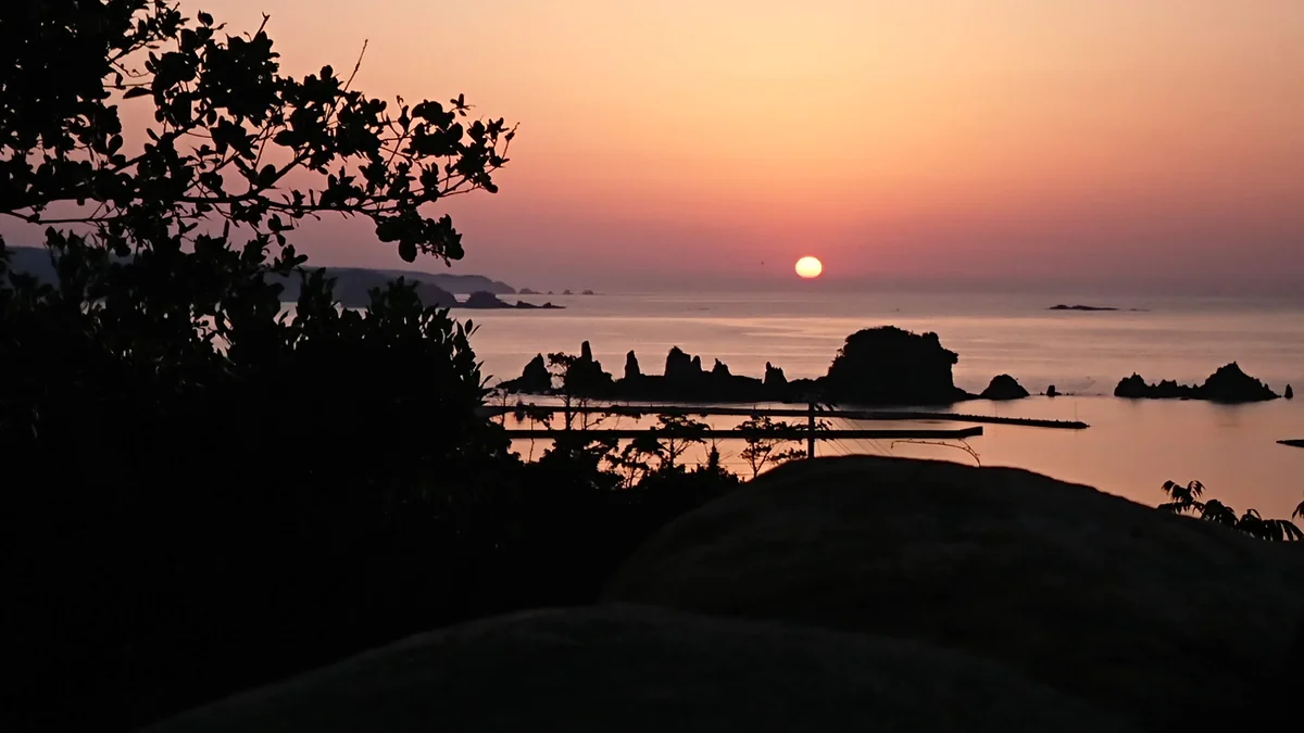 投稿写真：和歌山県 串本 橋杭岩と朝日