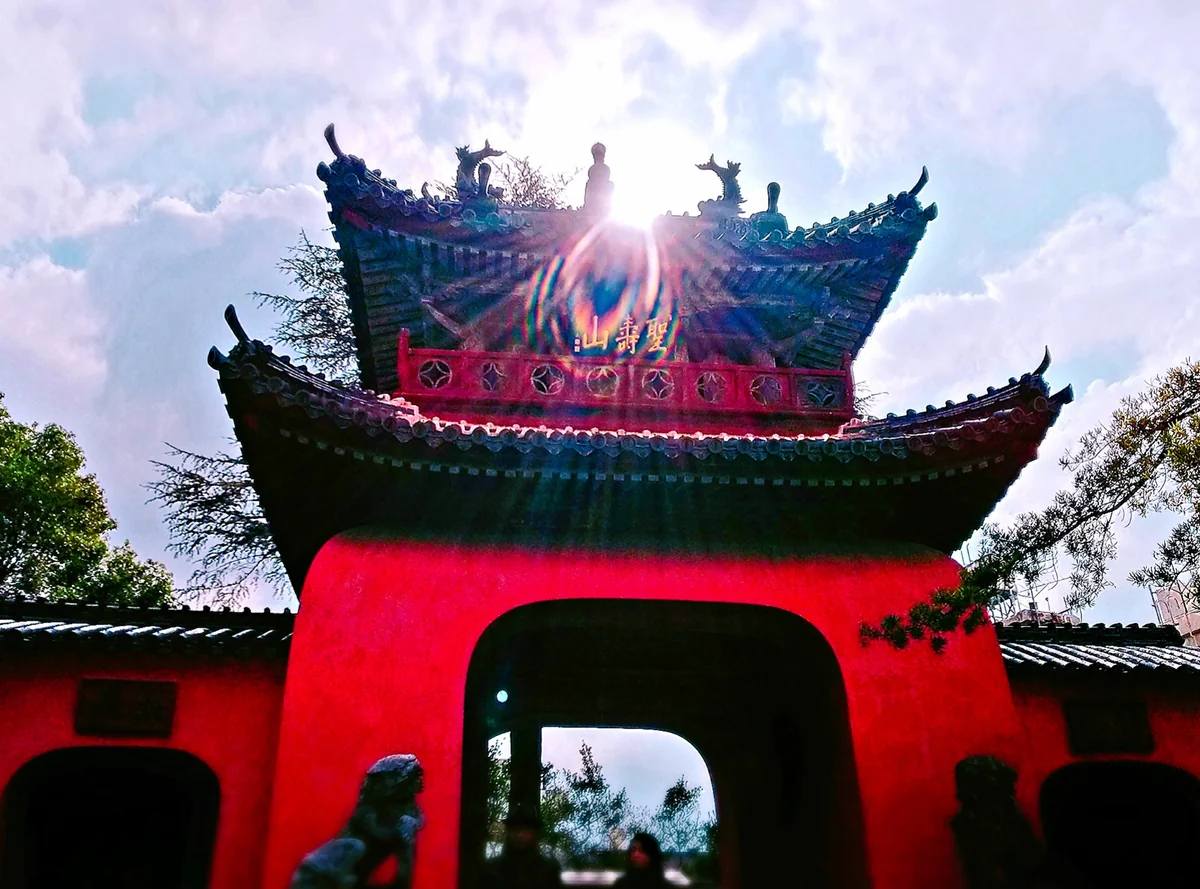 投稿写真：崇福寺の赤い門