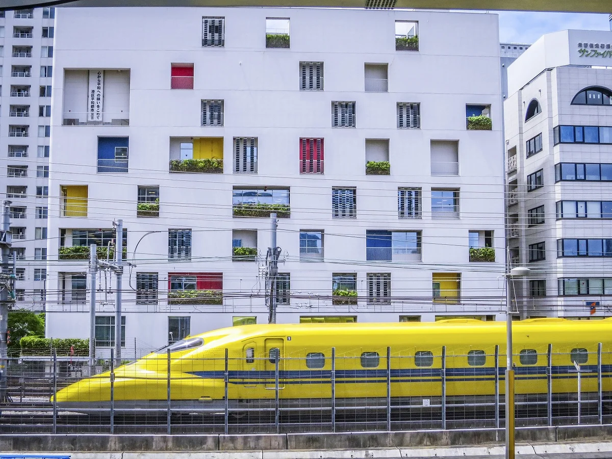 投稿写真：お洒落な建物とドクターイエロー