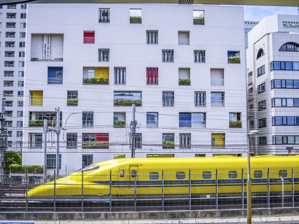 投稿：お洒落な建物とドクターイエロー