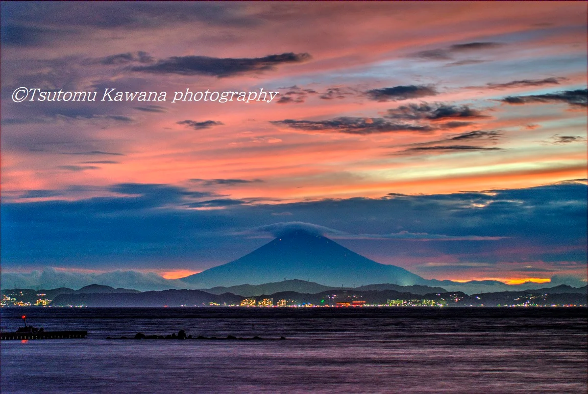 投稿写真：夕焼けに遠く見える富士の頂は傘に隠れて、 夕雲に染まりし、房