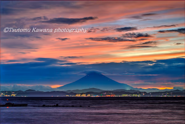 投稿：夕焼けに遠く見える富士の頂は傘に隠れて、 夕雲に染まりし、房