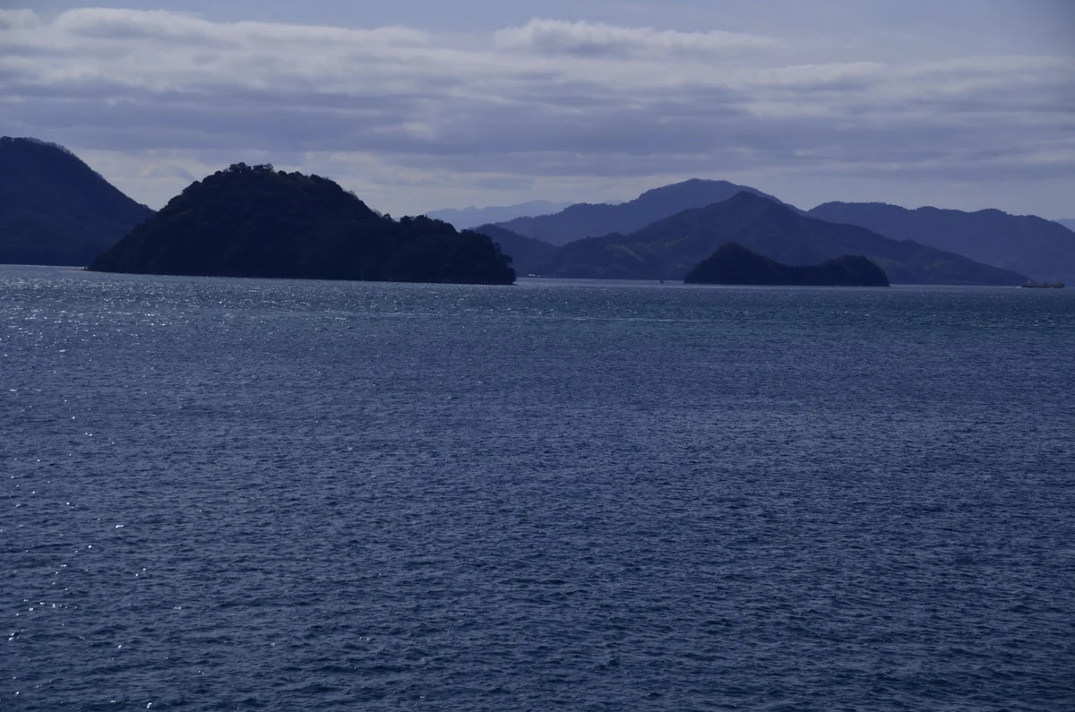 投稿写真：瀬戸内海　青い島影