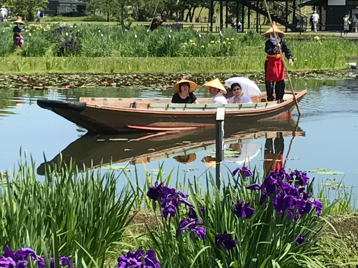投稿写真：青に染められた水辺を小舟で🎵