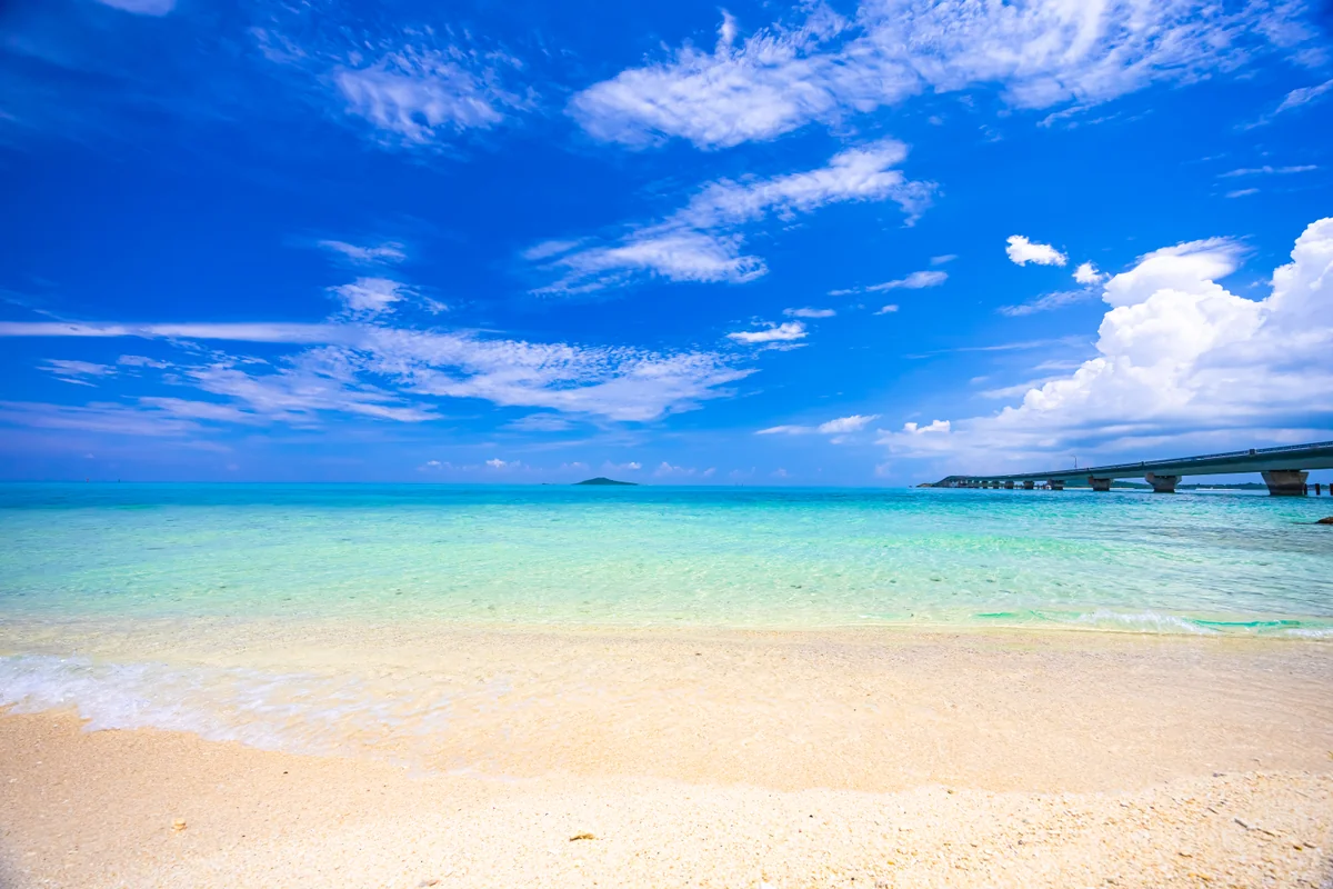 投稿写真：金色の砂浜とエメラルドに輝く海