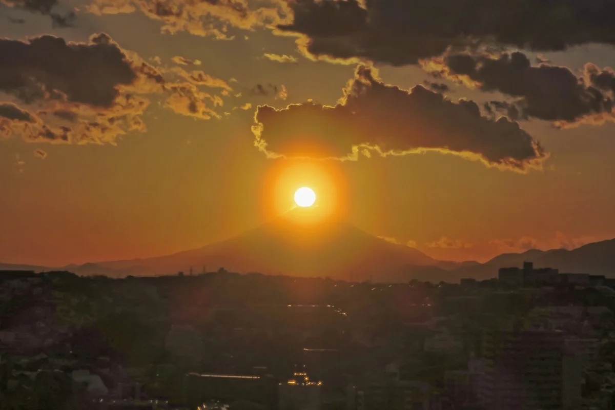 投稿写真：多重花粉光環付きダイヤモンド富士の始まり